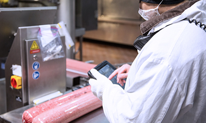 製造現場で牛ひき肉を検査している従業員。