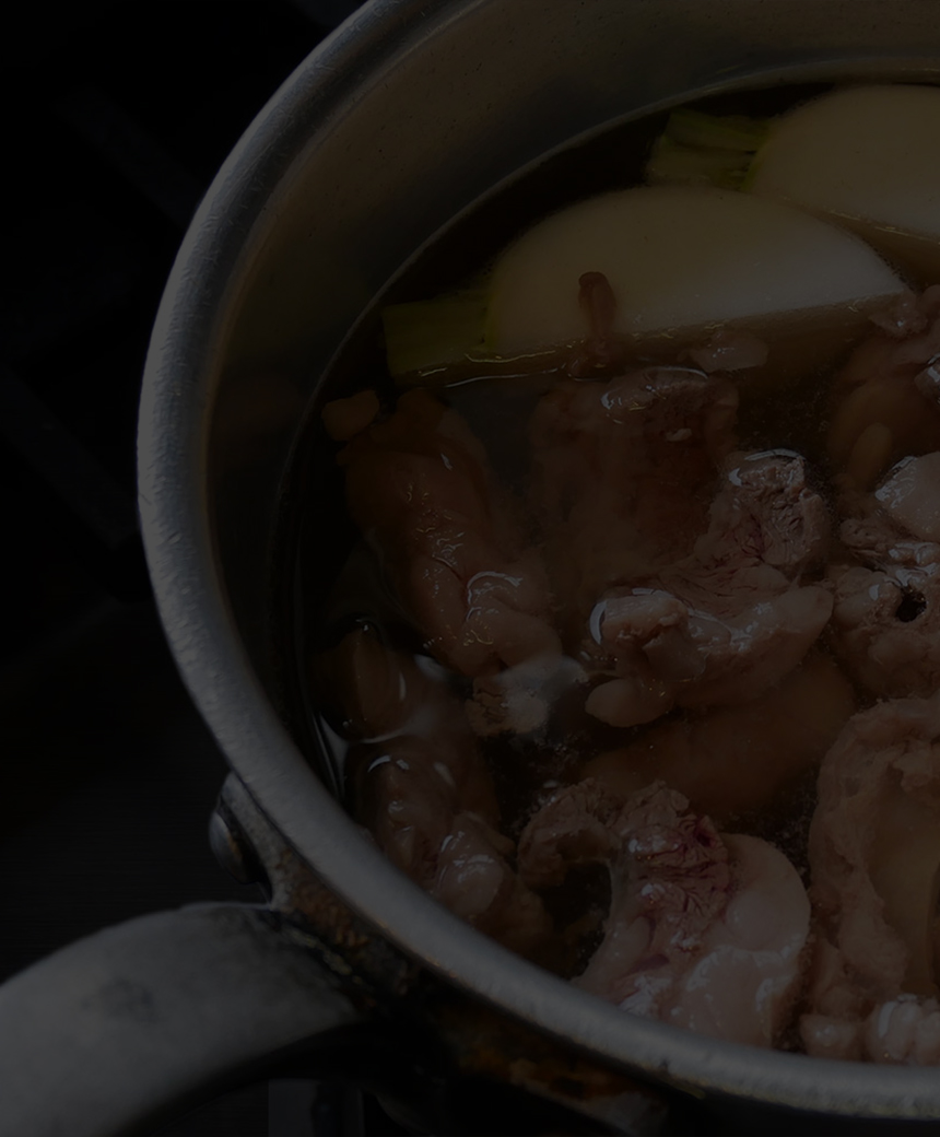 牛肉と野菜をスープに入れてコンロで煮込んだ鍋。